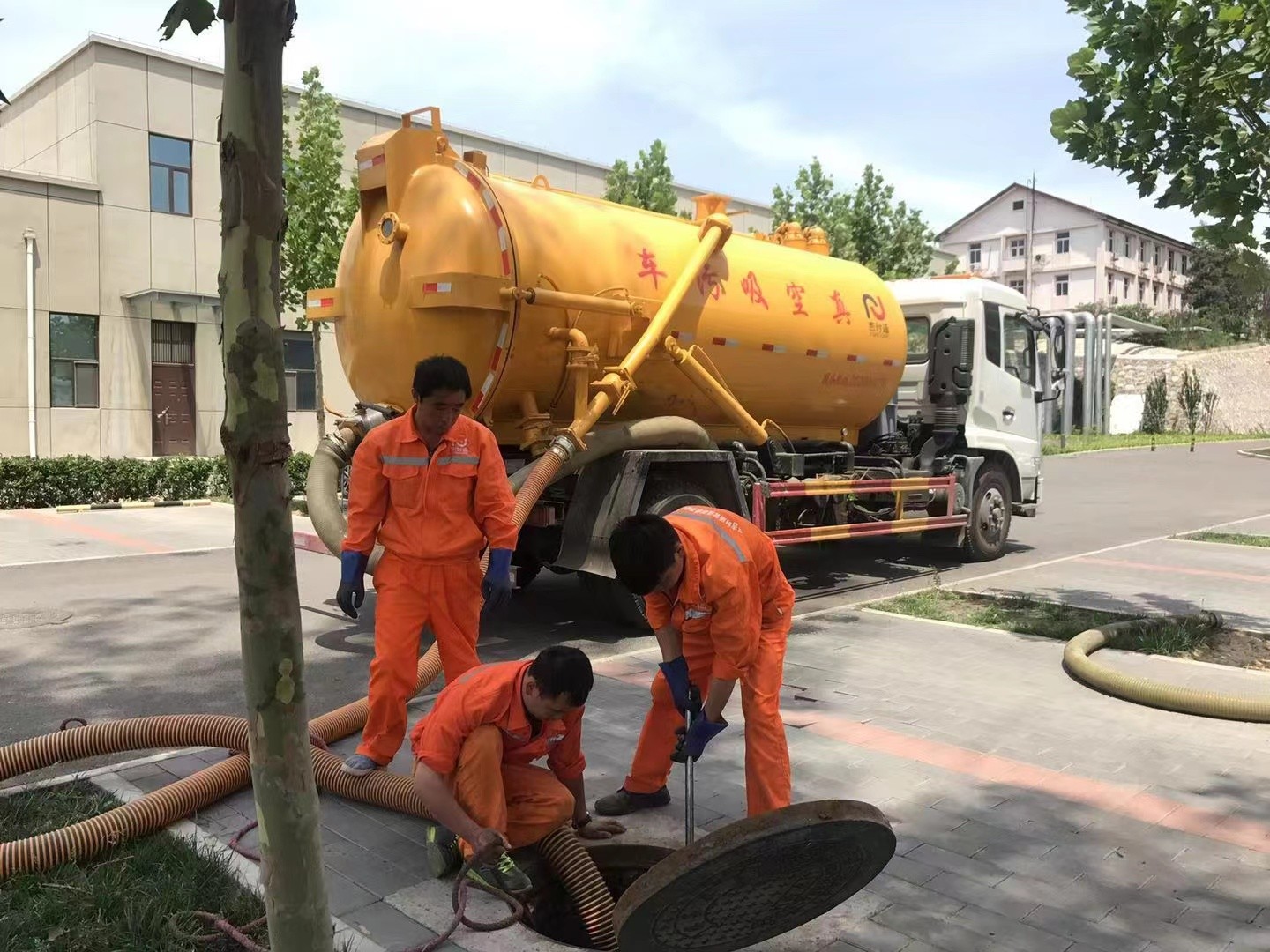 汉南管道疏通车停在窨井附近