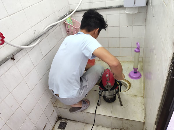 汉南管道堵塞冒臭气 专业师傅现场解决问题