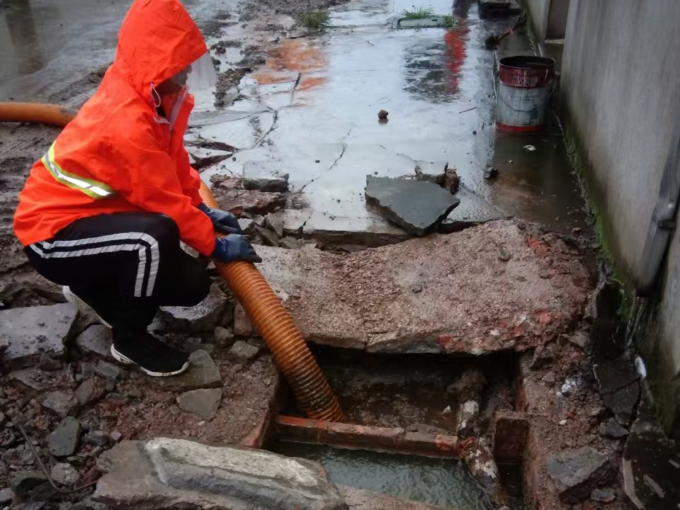 汉南专业清理污水池 炜誉市政以规范流程守护城市 “肠道”